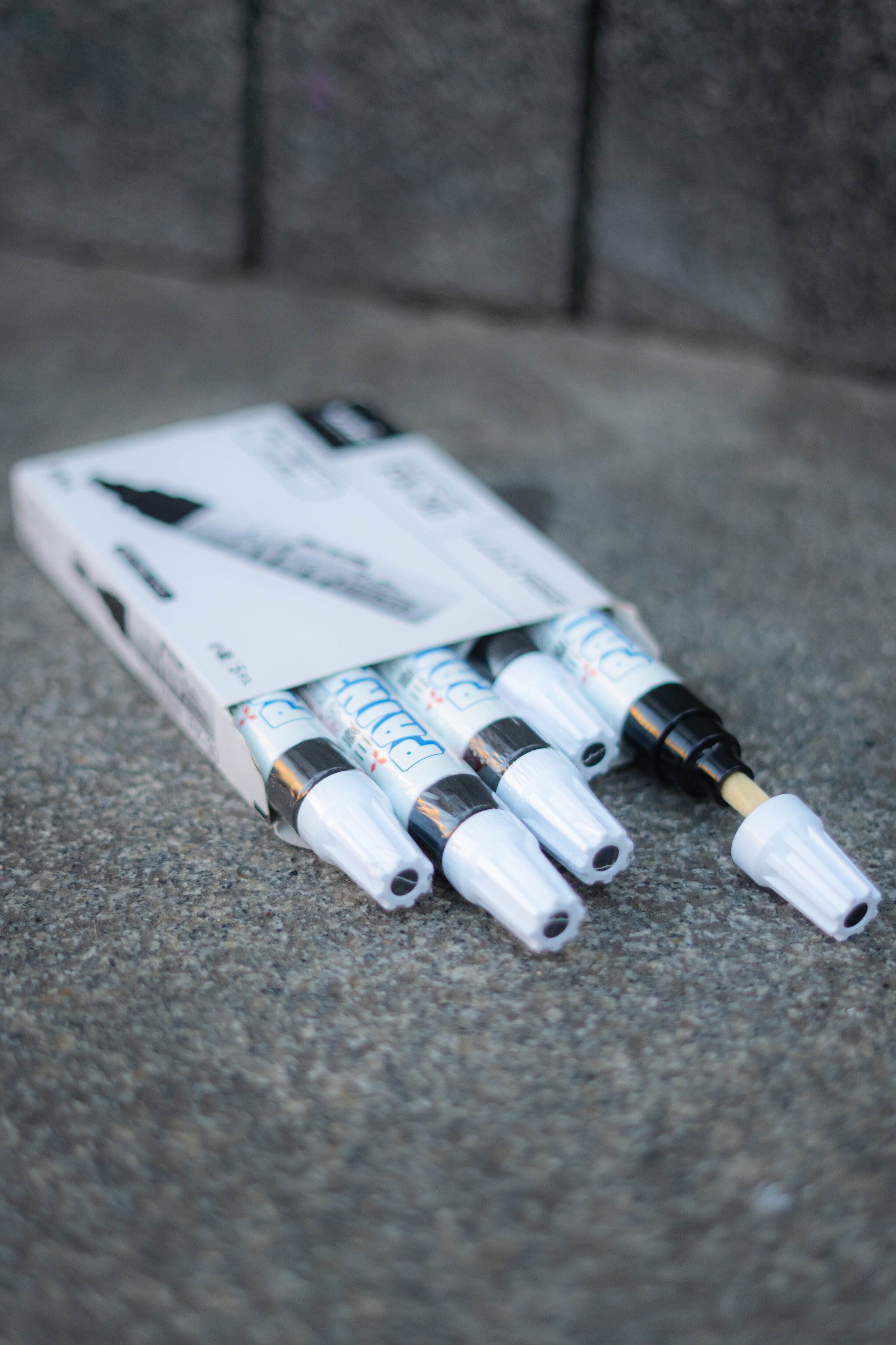 Pack de 5 rotuladores uni paint px-30 negro