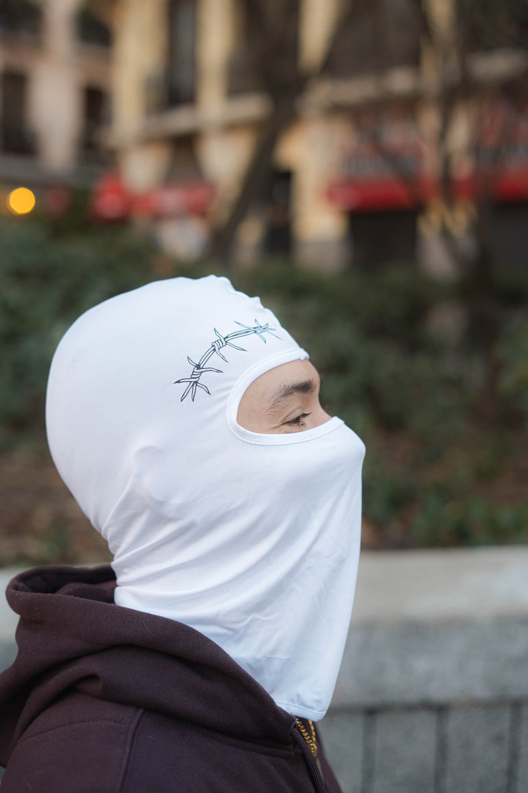 pasamontañas blanco diseño de alambre