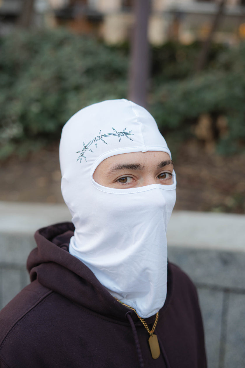 pasamontañas blanco diseño de alambre